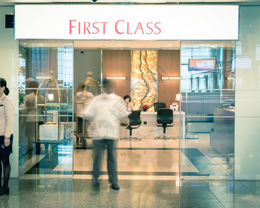 现代亚洲机场头等舱休息室入口处的运动模糊门图片