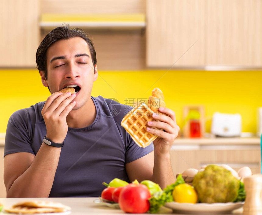 男人在健康饮食和不健康食物之间图片