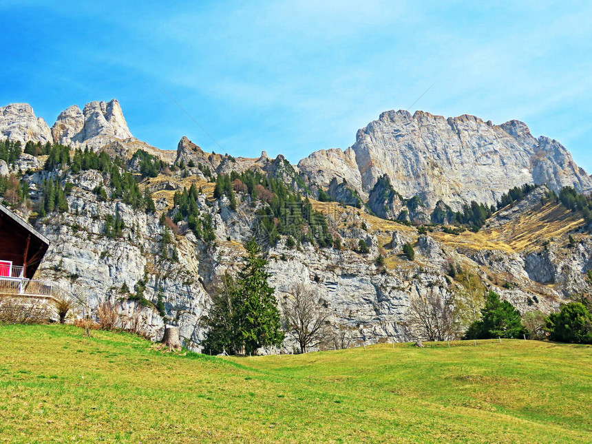 瑞士圣加仑州瓦伦西湖与奥贝托格根堡地区之间Churfirveen山脉的阿尔卑斯山峰Fruemsel或Frumsel和BrisiK图片