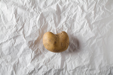 碎屑手工艺品白皮书上的心脏形状中的丑陋土豆非正常的图片