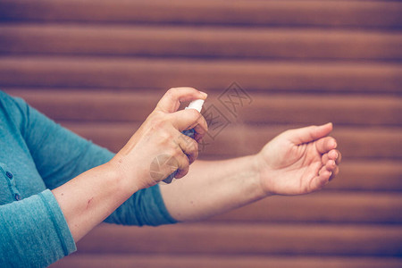 手消毒凝胶的女人图片