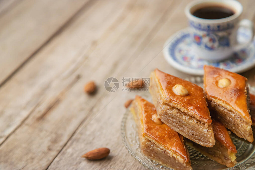 一杯土耳其咖啡和Baklava有选图片