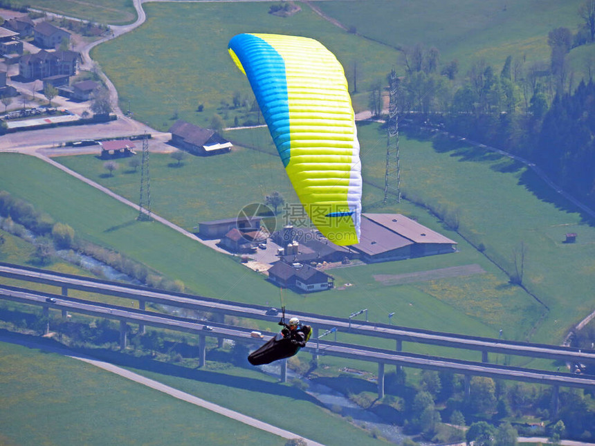 瑞士圣加仑州瓦伦施塔特伯格省Churfirveen山脉和Seeztal次阿尔卑平谷上方的天空滑翔伞KantonStGallen图片