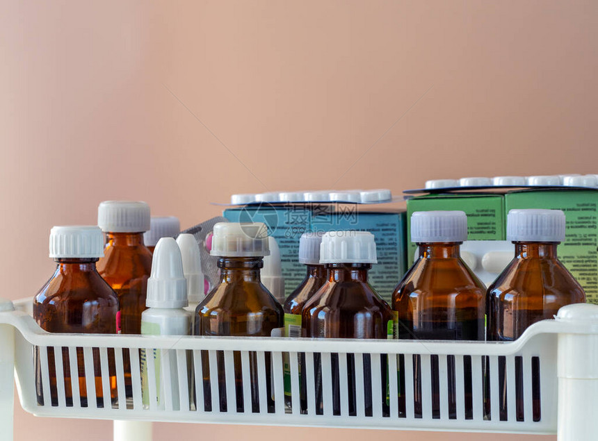 在药房医院实验室诊所家庭药柜的架子上放着药丸装有酊剂和液体药物的瓶子商图片