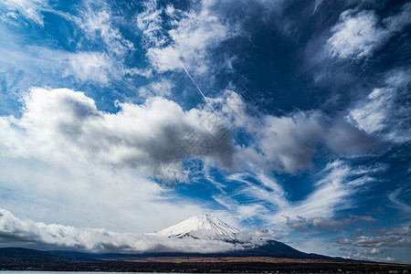 绝景富士山和雄伟的天空背景