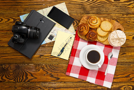 清淡的早餐新鲜的糕点和咖啡图片