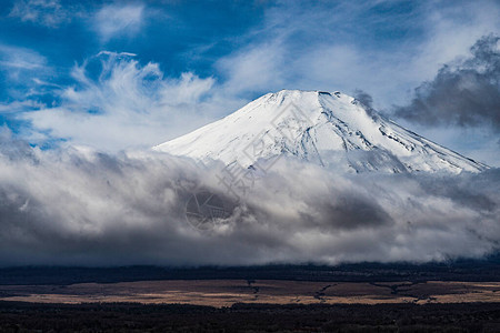 富士山和雄伟的天空背景图片