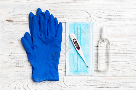 外科口罩乳胶手套酒精洗手剂和数字温度计的顶部视图图片