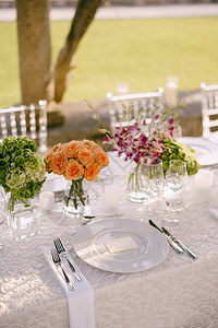 婚礼餐桌招待会从上面查看白色圆板特写粉红色橙色绿色的花束粉红玫图片