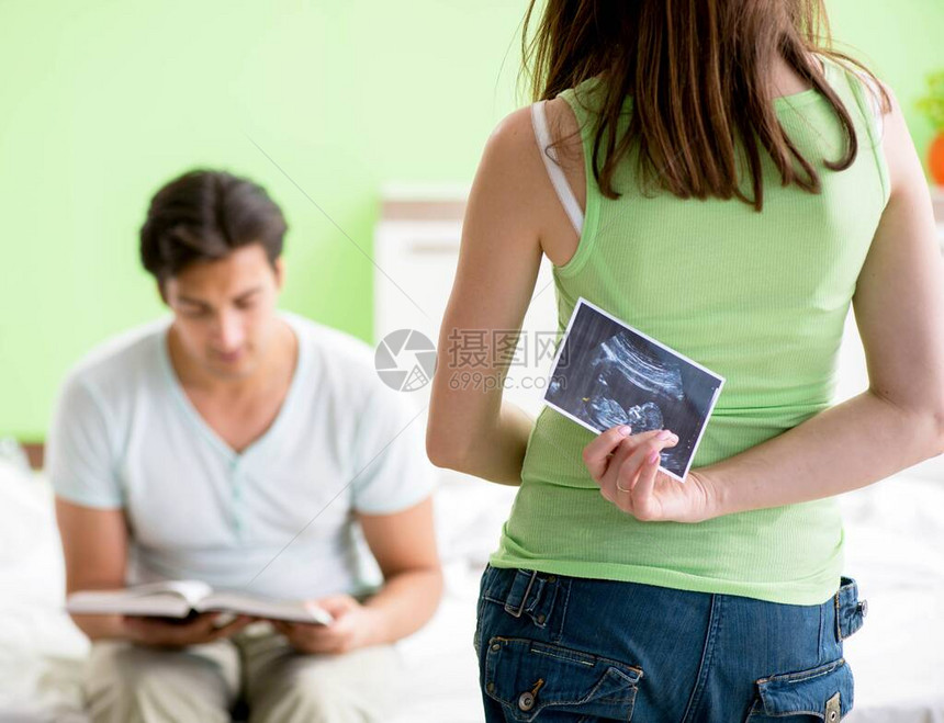 年轻家庭发现怀孕图片