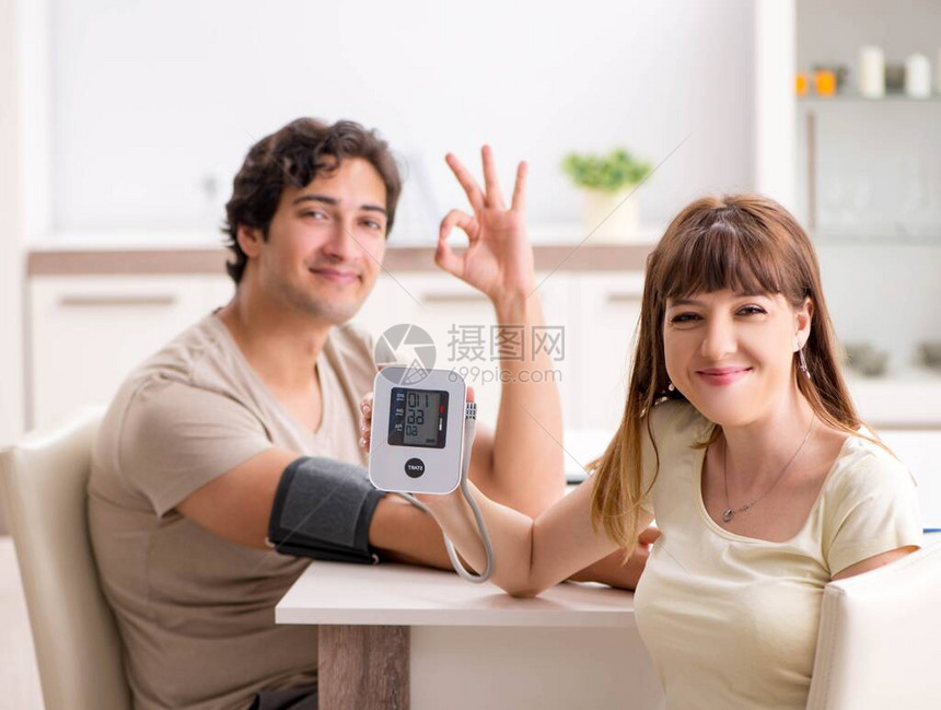 妻子检查丈夫的血压图片