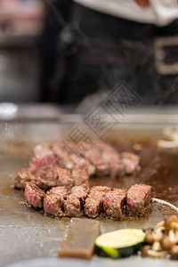 铁板烧日本厨师在餐厅烹饪和烧烤时背景图片