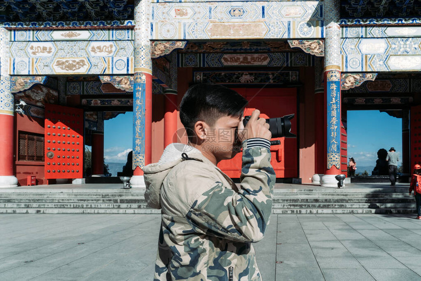 摄影记者在的记者旅行拍摄华人文化图片