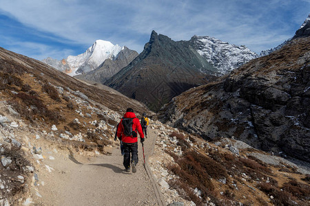 旅行者步行前往亚丁自然保护区的雪山脉图片