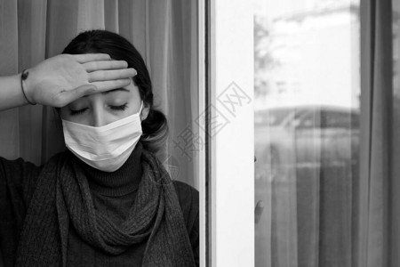 戴一次保护面罩的女人有发烧症图片