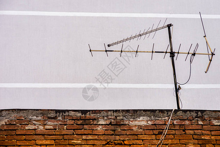 老式屋顶瓦片上的模拟电视天线图片