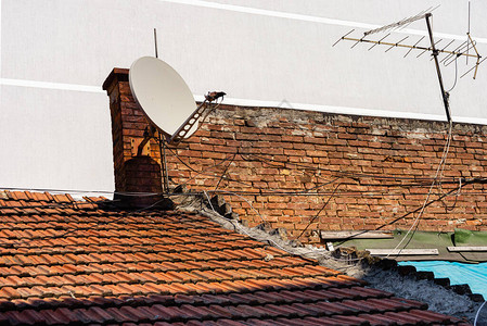 古老屋顶瓷砖上的卫星和模图片
