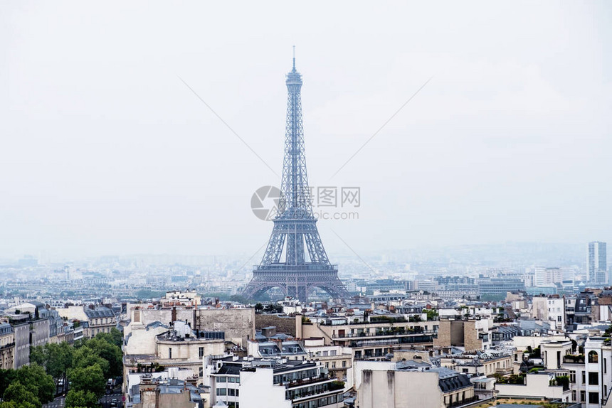 巴黎市的美丽景色与埃菲尔铁塔和典型的巴黎建筑阴天的巴黎屋顶和街道旅游目的图片