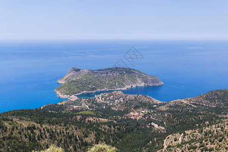 希腊凯法洛尼亚岛的一座小岛俯视图片