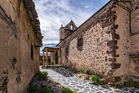 ElMuyo的街道和教堂图片