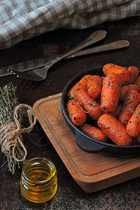 烤胡萝卜和百合香肠的宝在铸铁炉里图片