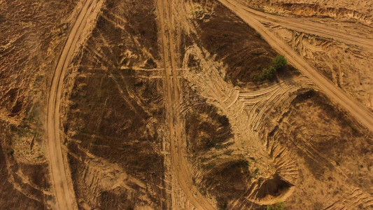 自卸卡车在农村尘土飞扬的道路上行驶的空中交通理念图片