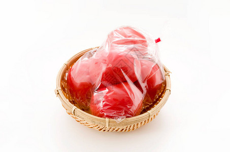用塑料袋装在竹滤锅上的熟红番茄图片