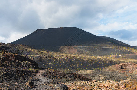 从加那利群岛拉帕尔马的特内吉亚火山中看到的圣图片