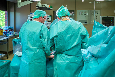 一个外科团队进行腹部外科手术图片