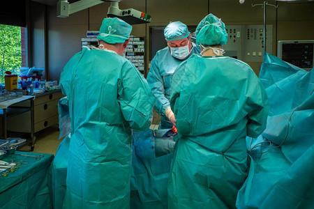 一个外科团队进行腹部外科手术图片