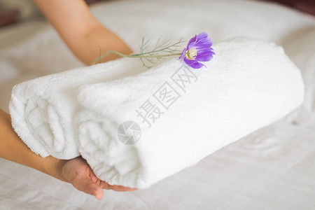 两条白毛巾被放在干净的白色床上毛巾图片