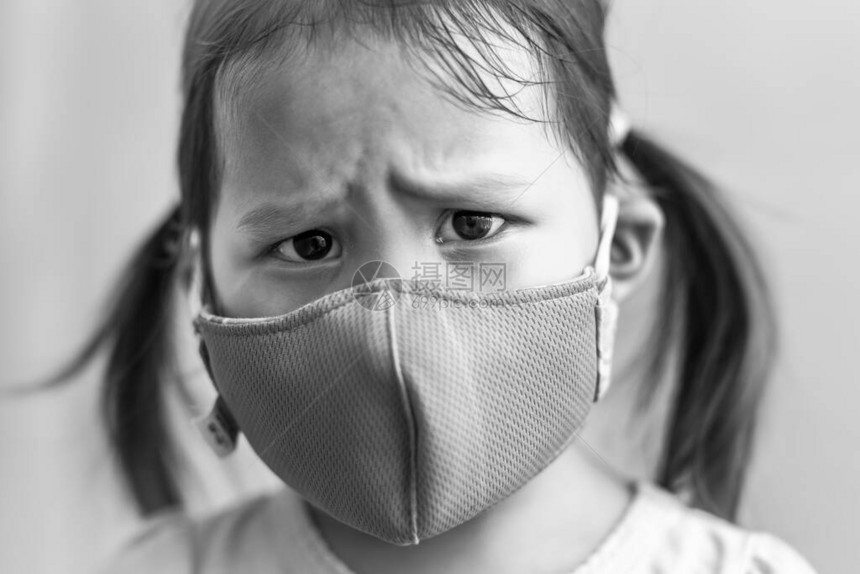 幼儿佩戴面具保护自己免受艾西亚岛有毒空图片