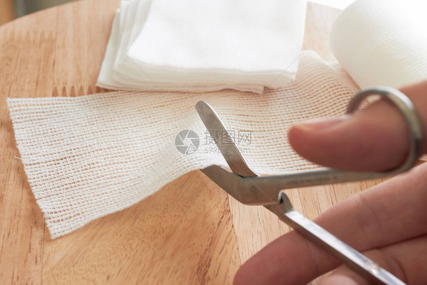 敷料或清洁伤口工具包括纱布卷纱布堆和纱布卷刀或带有手图片
