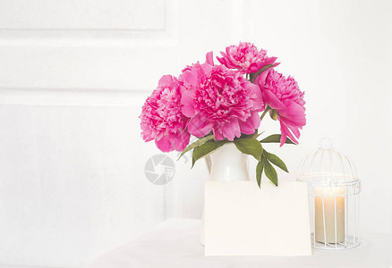 白色珐琅花瓶中的粉红色牡丹室内设计中的美丽花朵邀请文本白皮书图片