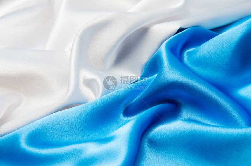 背景的白色和蓝色缎面织物图片