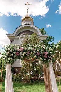 结婚仪式的拱门装饰着衣物和鲜花图片