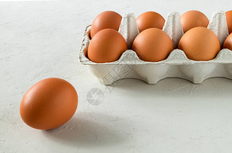 鸡蛋容器中的鸡肉棕色新鲜生鸡蛋烹饪的配料健康饮食是一个概念水平方向图片