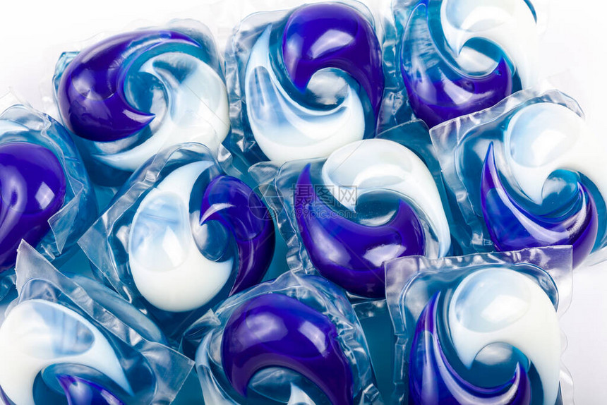 许多简单的蓝白色洗涤剂荚图片
