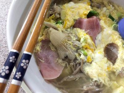 鸡蛋火腿蘑菇碗上加筷子图片