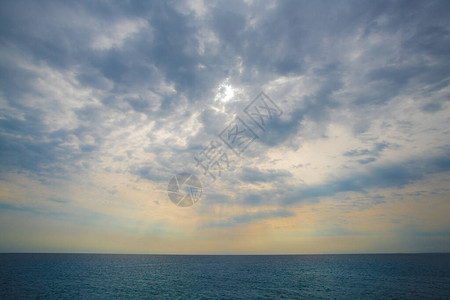阳光背景下的开阔海景图片