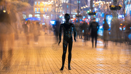 假人站在人群街道上晚上时间图片