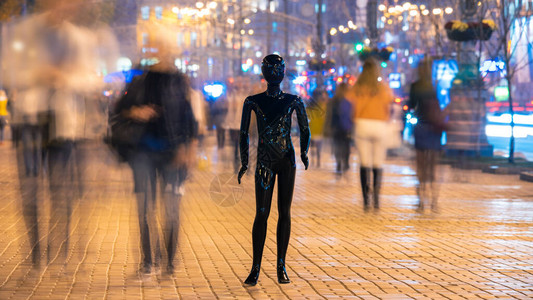 站在街道上的人体模型晚上时间图片