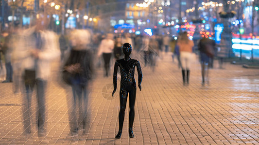 人体模特站在人流中的街道上图片
