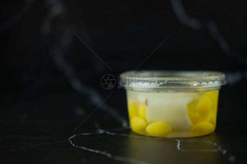甘果种子在糖浆中煮椰子在塑料碗中煮图片
