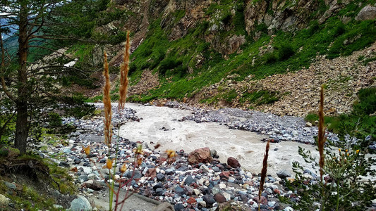 快速的河流过山峡谷图片