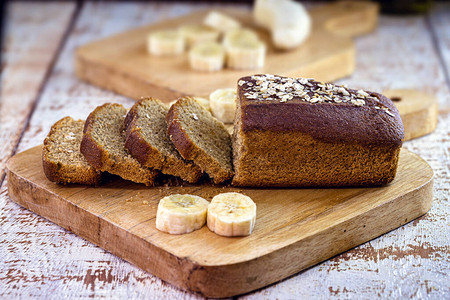 生锈桌上的切片面包有香蕉燕麦和蜂蜜口图片