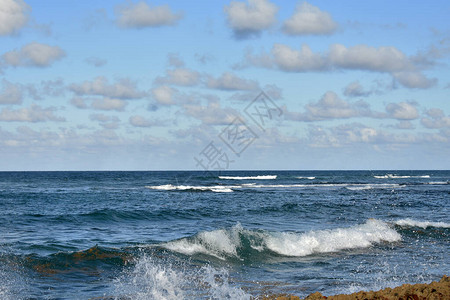 大浪正在冲击岸边图片
