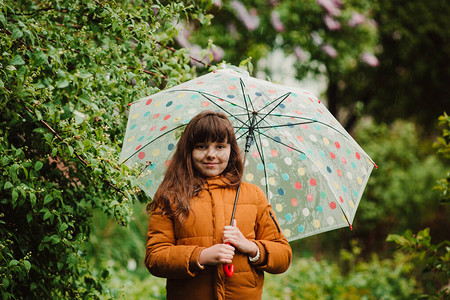 快乐的小女孩带着雨伞散步寒冷的春天雨寒冷的春天雨图片