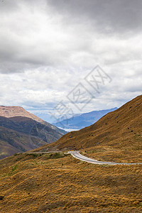 南岛山峰之间的公路图片