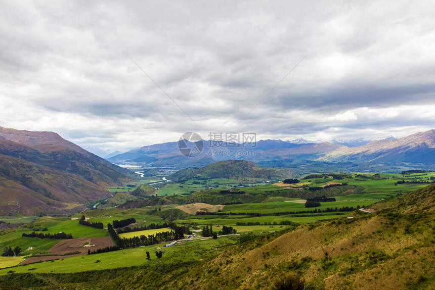 南岛的绿色田野和山脉新西兰图片